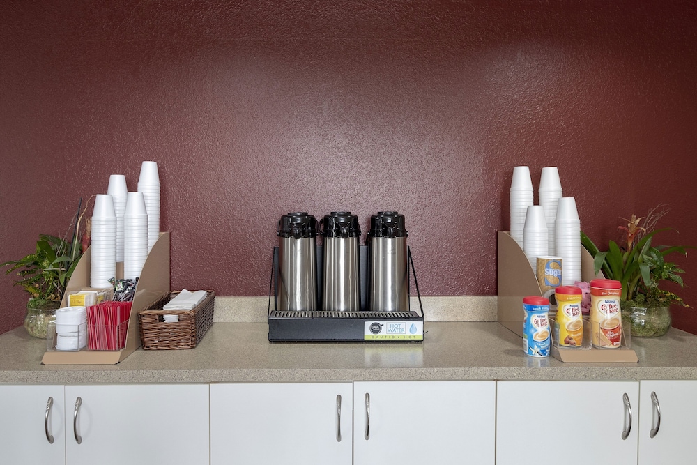 Red Roof Inn PLUS & Suites Naples Downtown 5th Ave S - photo 3