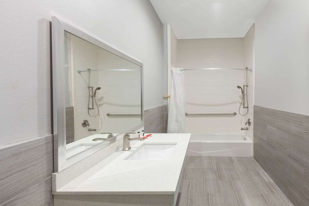 Baymont by Wyndham Houston Hobby Airport - photo 16