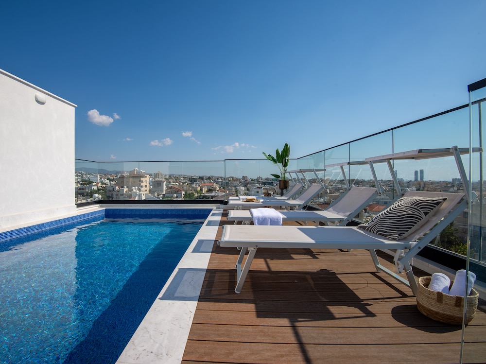 Sanders Crystal 2 Popular Studio With Shared Rooftop