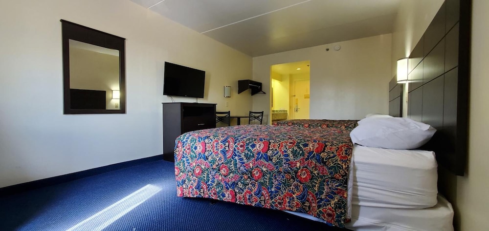 Plano Inn & Suites - photo 17