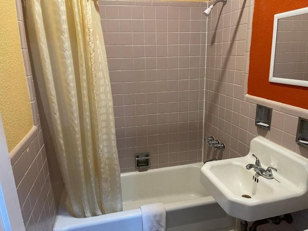Kenwood Court Motel - photo 21