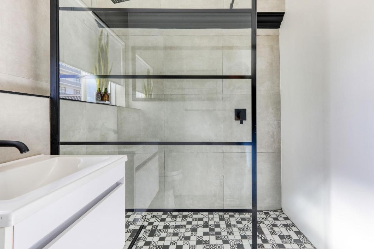 Backup Power Trendy 2 Bed Balcony Apartment