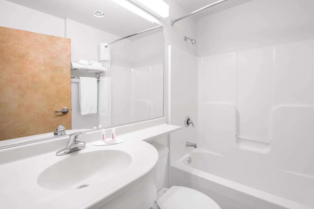 Microtel Inn & Suites by Wyndham Quincy Downtown River Area - photo 10
