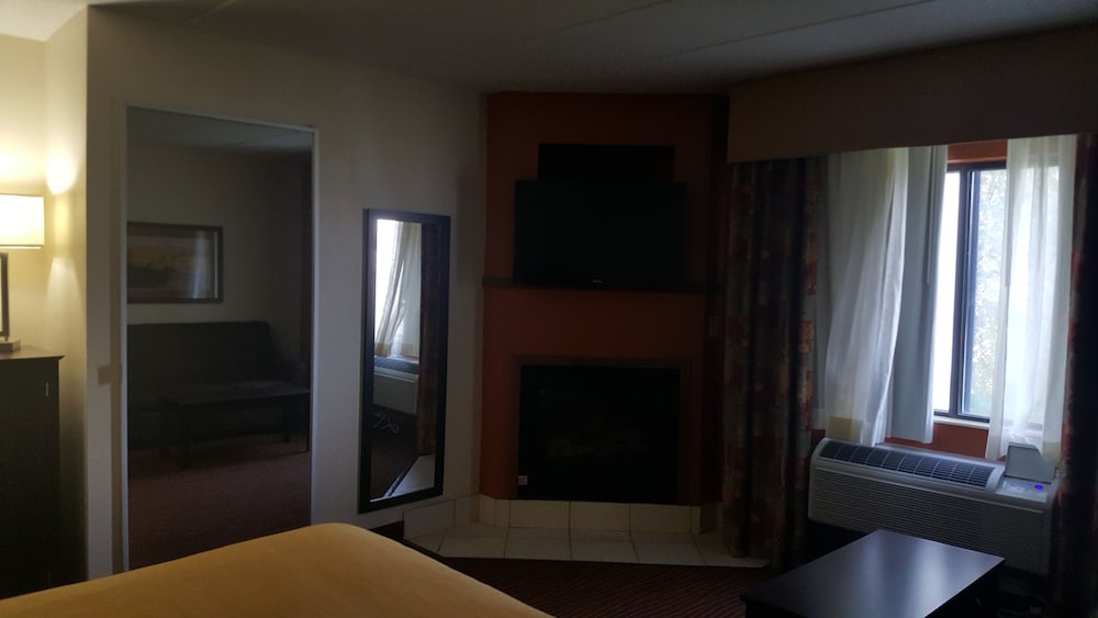 AmericInn by Wyndham Muscatine - photo 19