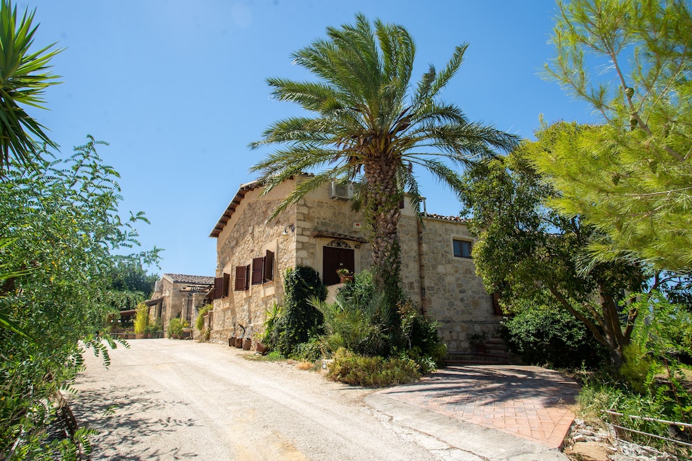 Agriturismo Casalicchio — 4-Star Luxury Hotel in Cammarata, Italy