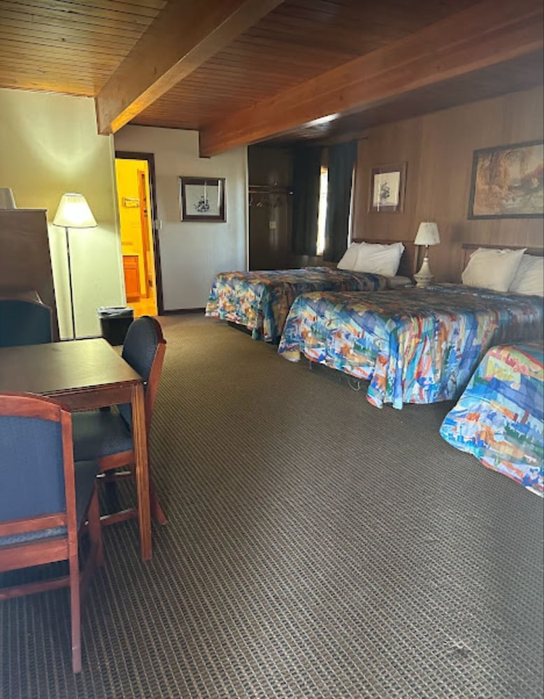 Love Hotels Western Holiday by OYO at Harlan Lake NE - photo 7