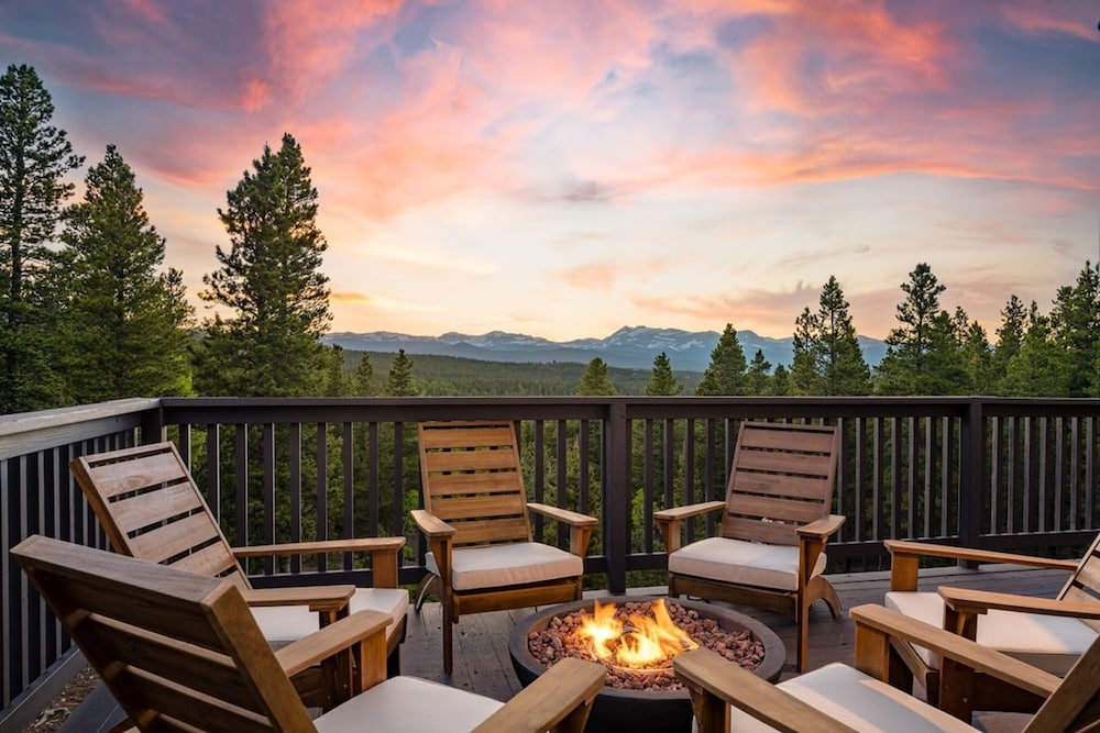 Serene Retreat Amazing Views Hottub Sauna Xbox — hotel in Janesville