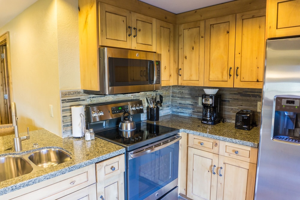 Deluxe condo in newly remodeled Grand Summit Hotel by RedAwning Save 20 on 7 Nights - photo 9