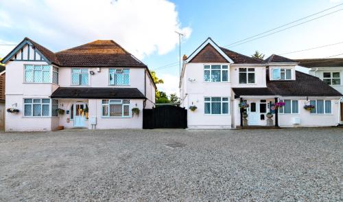 Charnwood Guest House — 4-Star Luxury Hotel in Bracknell, United Kingdom