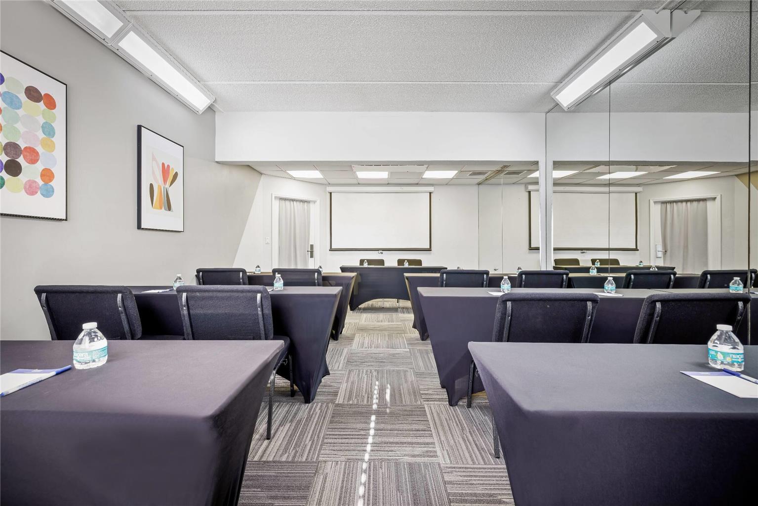 La Quinta Inn & Suites by Wyndham Miami Airport West - photo 39