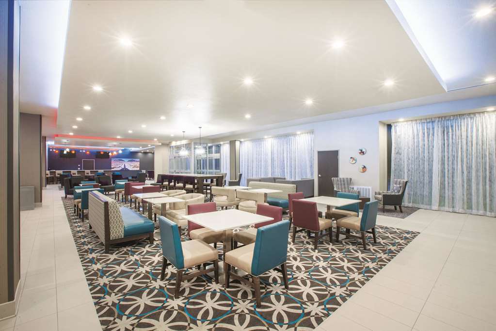 La Quinta Inn & Suites by Wyndham San Marcos Outlet Mall - photo 31