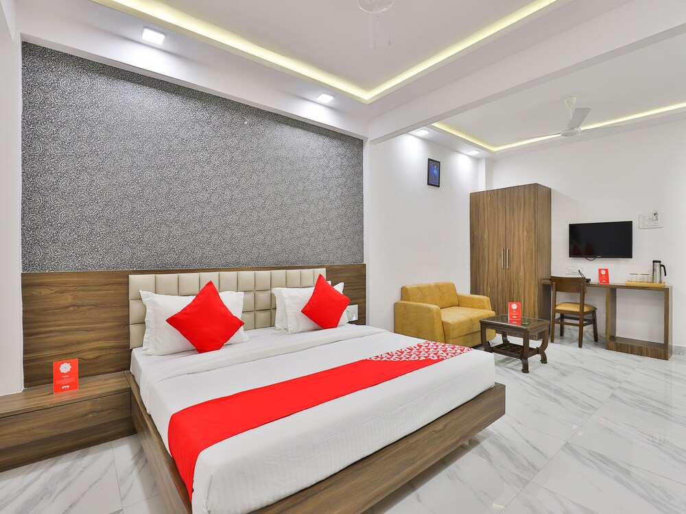 OYO 18972 Hotel Saineel — hotel in Surat