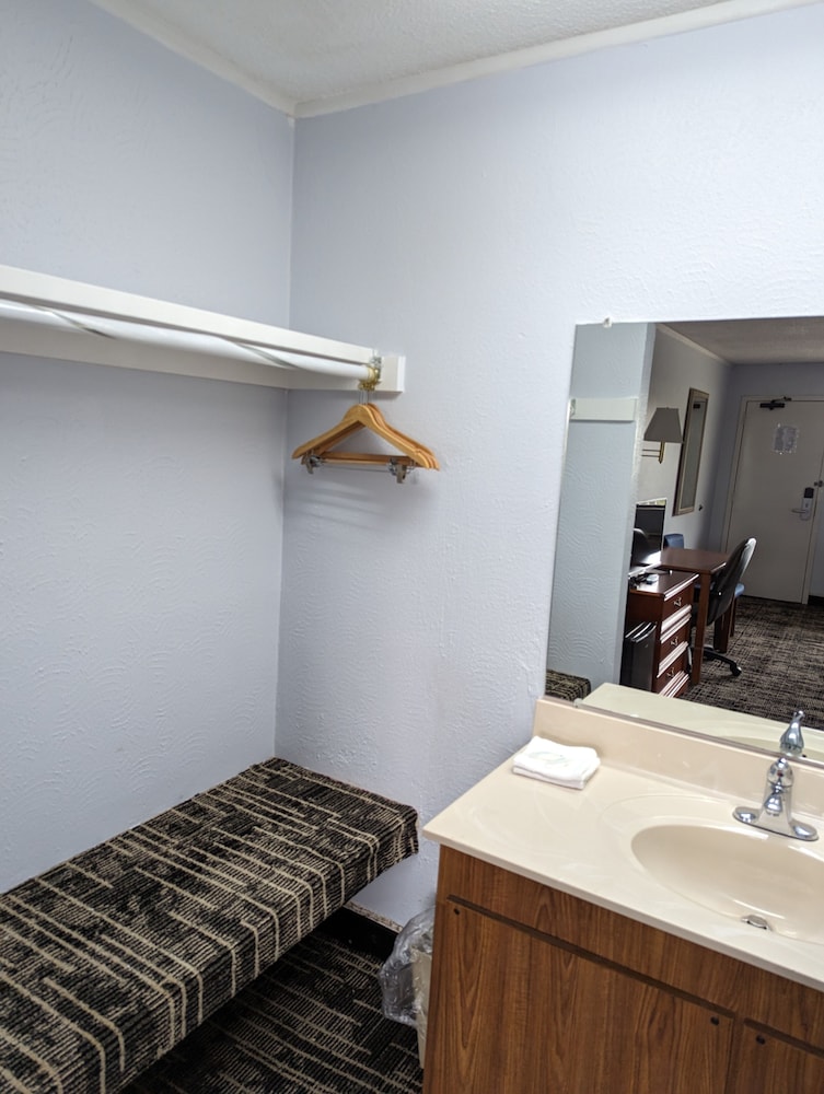 Sprucewood Inn - photo 21