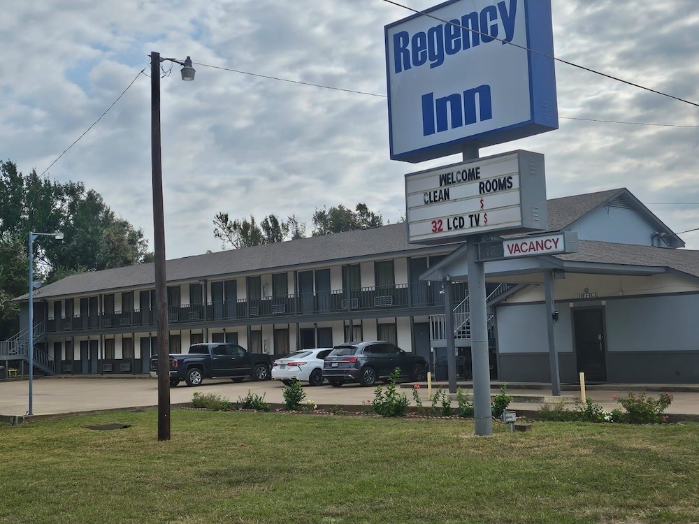 Regency Inn - carbon neutral hotel in Jewett