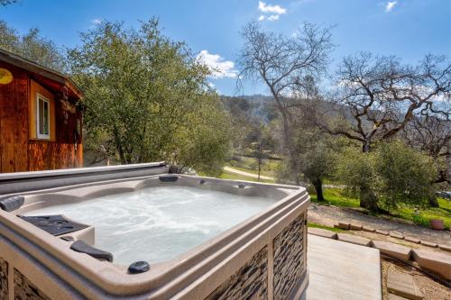 Selah Cabin Dog Friendly BBQ Level 2 EV Charger — 4-Star Luxury Hotel in Oakhurst, United States
