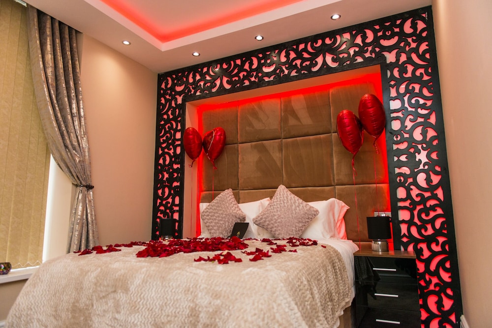 Aphrodite Suites Huddersfield — 5-Star Luxury Hotel in Huddersfield, United Kingdom