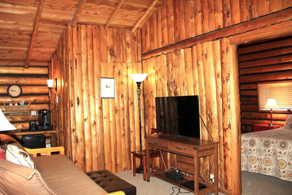 Yellowstone Hot Springs Resort - photo 19