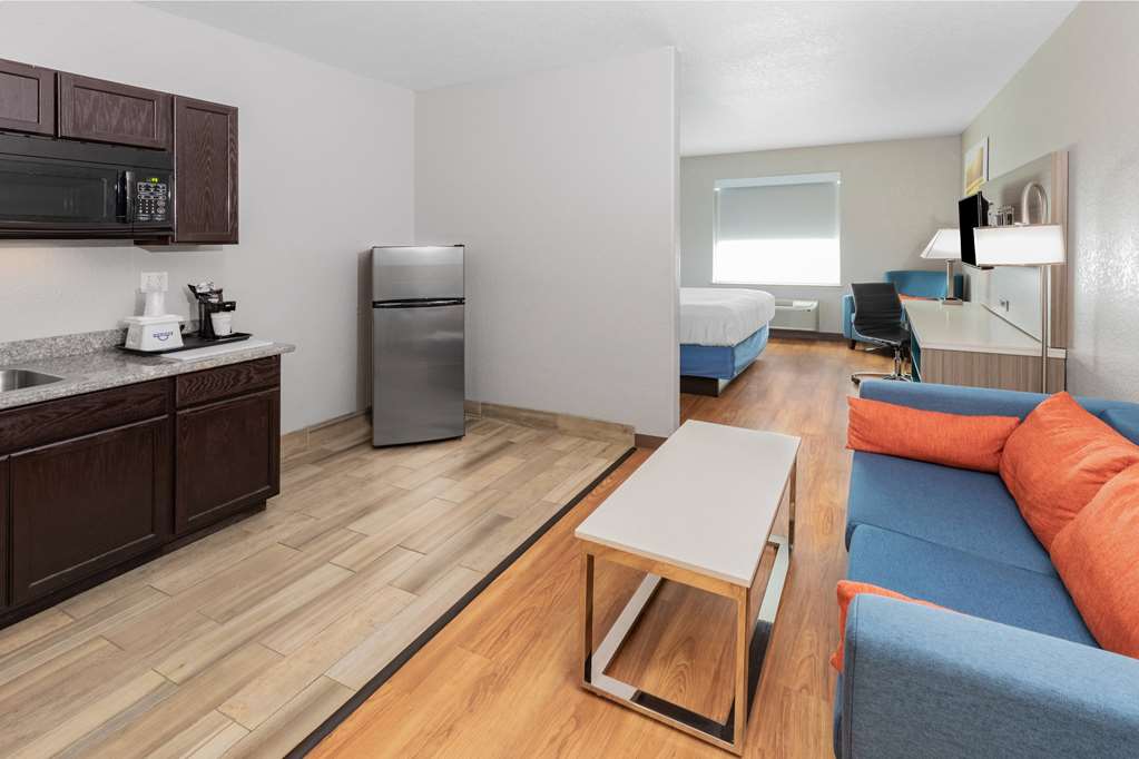 Days Inn & Suites by Wyndham San Antonio near Frost Bank Center - photo 32