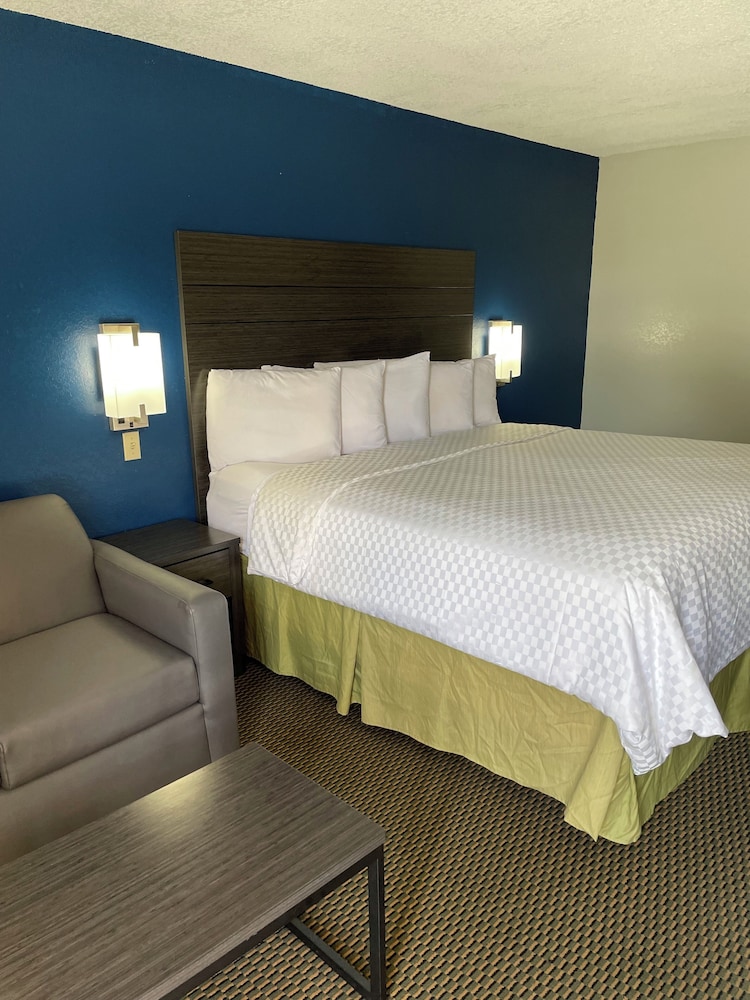 Clairmont Inn & Suites Warren - photo 6