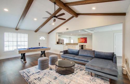 Unique Updated Heights Bungalow with Large Private Yard & Pool Table — 4-Star Luxury Hotel in Houston, United States