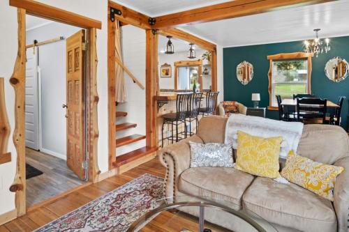 Mt Rainier Retreat with Spa Bathroom Hot Tub Fireplace in Ashford, United States