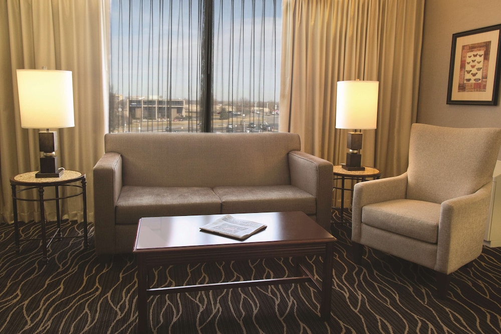 Hilton Kansas City Airport - photo 13
