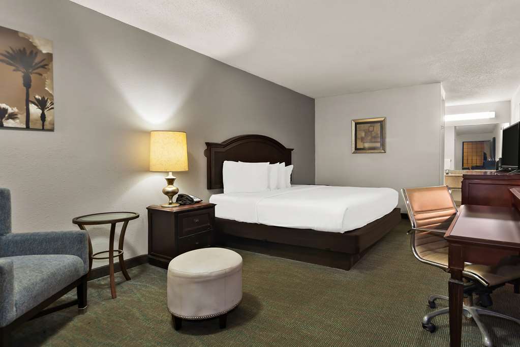 Rodeway Inn Lumberton Central - photo 14