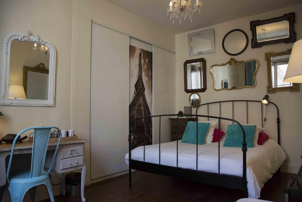 A Room in Paris - last minute hotel in Paris