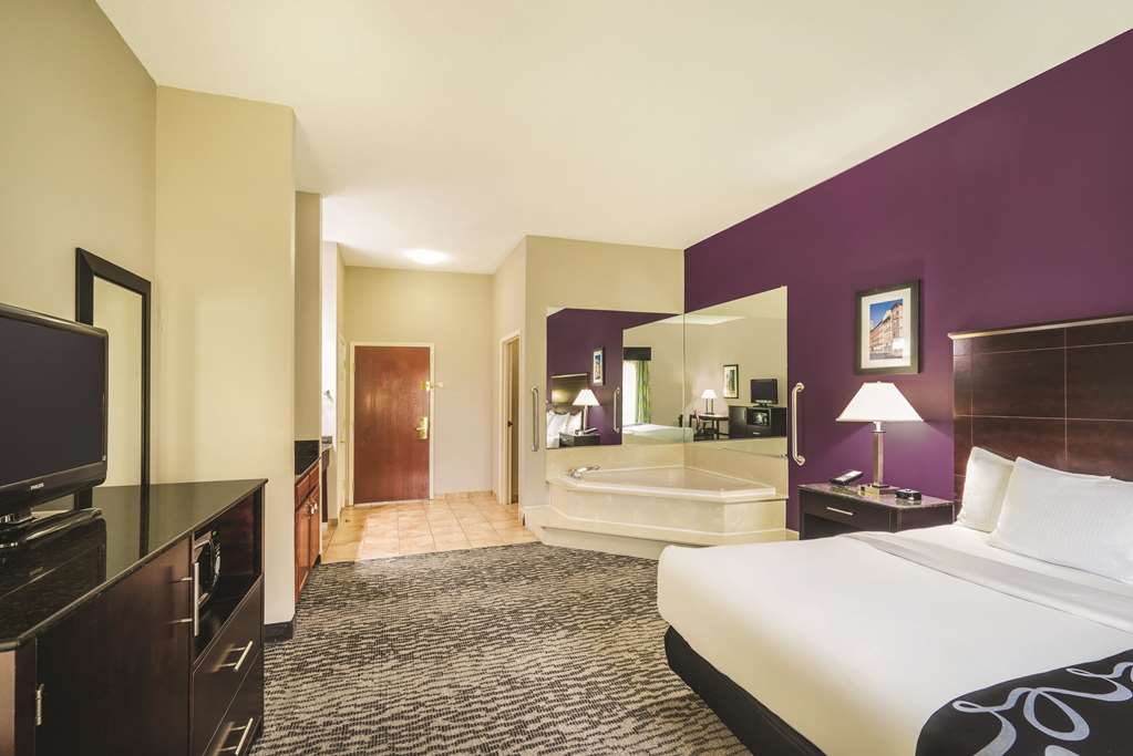 La Quinta Inn & Suites by Wyndham Louisville East - photo 25