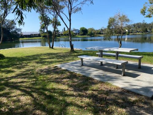 Lakeside Stays Yamba 1 2 small Pet Friendly — carbon neutral stay, Yamba