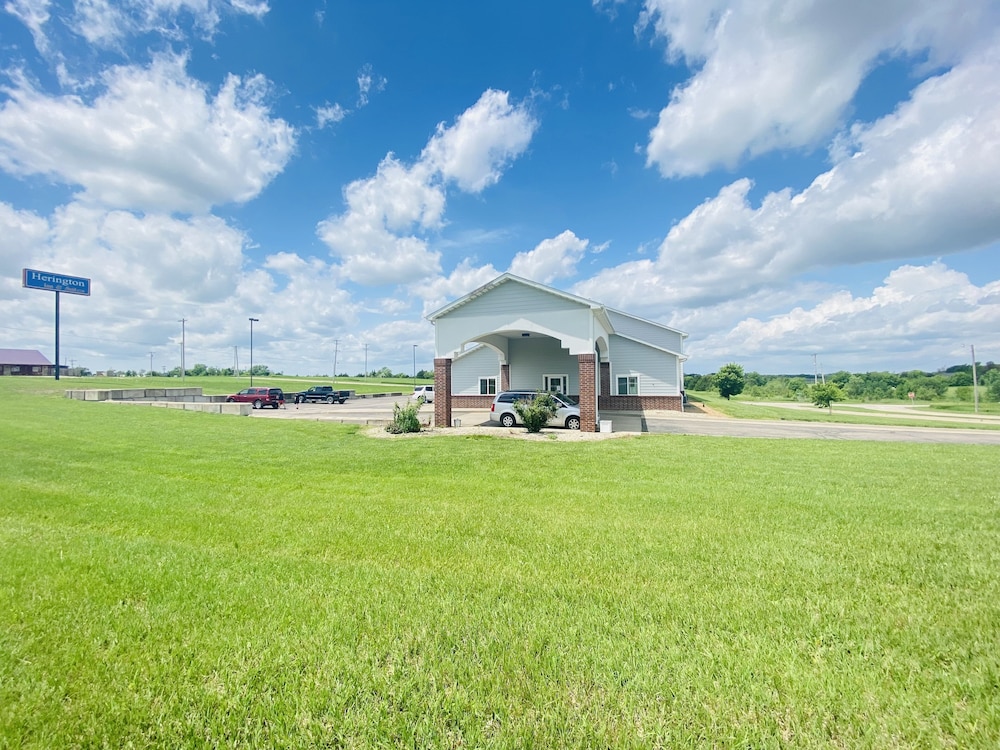 Herington Inn & Suites - photo 30