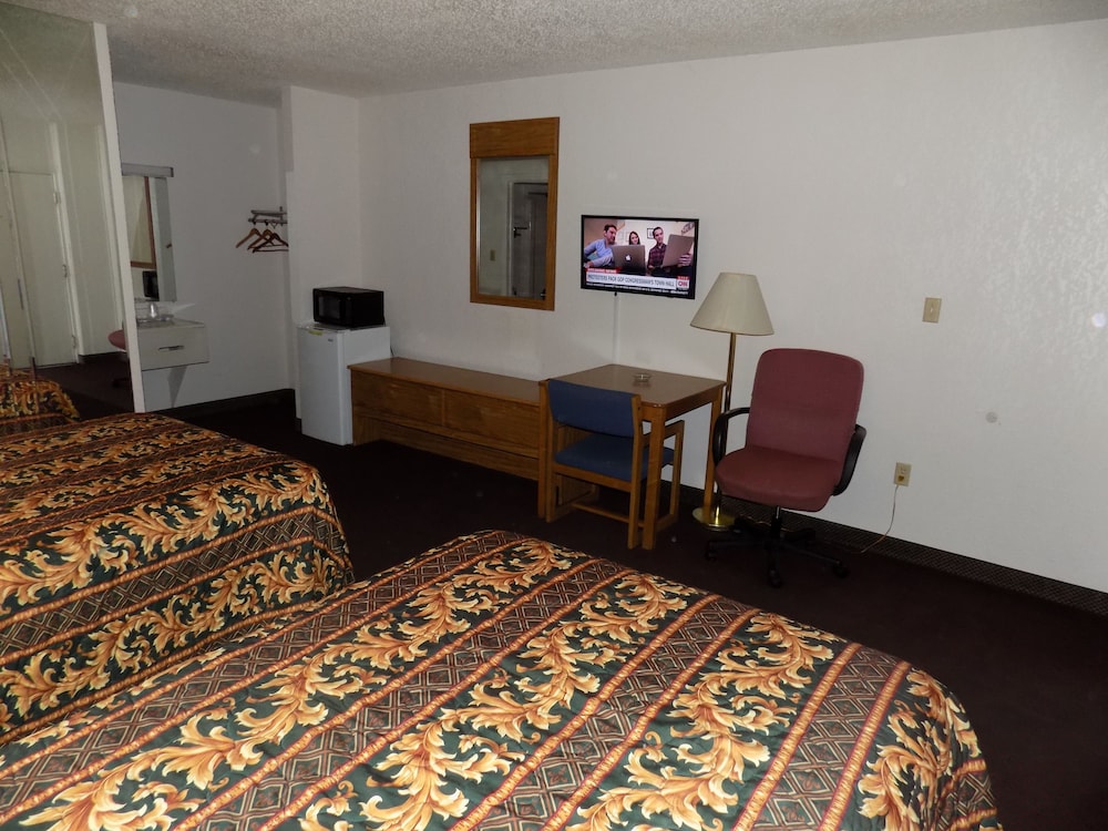 Topeka Plaza Inn - photo 20
