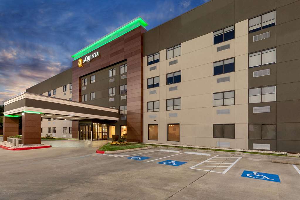 La Quinta Inn & Suites by Wyndham Houston NW Brookhollow - photo 3