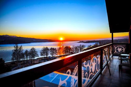 Apartament33 Luxury View Centralny Widok na jezioro sauna siłownia 100 metrów od Jeziora Czorsztyńskiego i ścieżki rowerowej Velo Czorsztyn obok Kluszkowce Ski — 4-Star Luxury Hotel in Kluszkowce, Poland