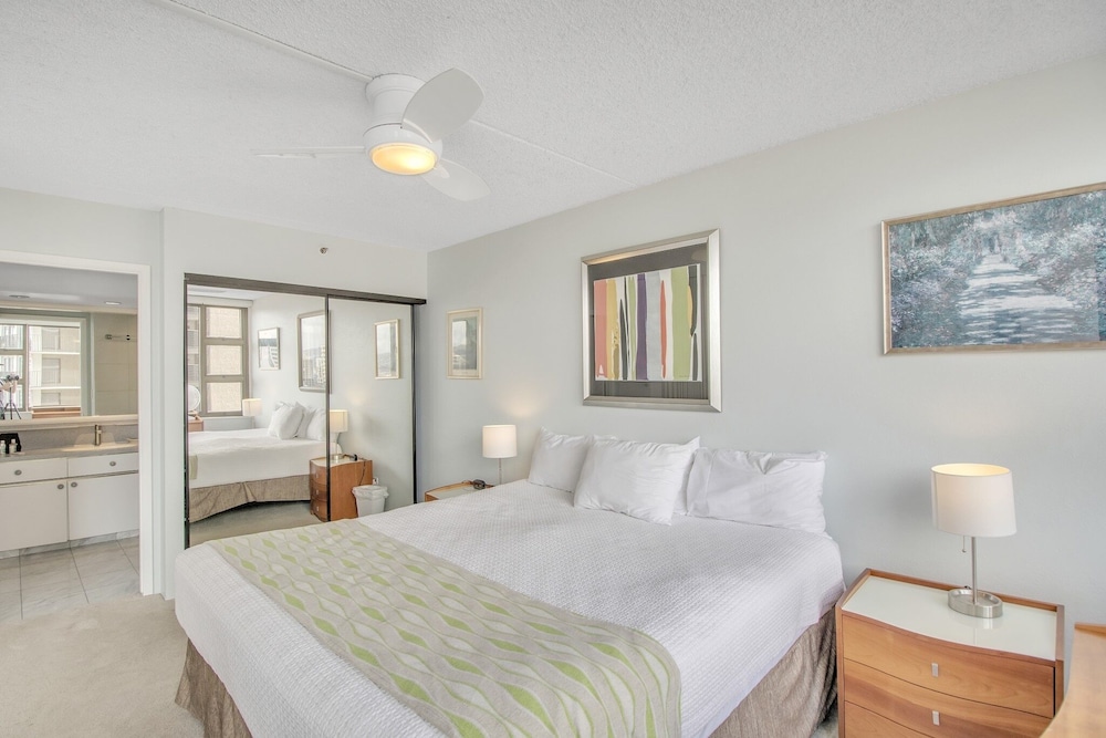 High Rise Ocean View Waikiki Condo FREE Parking & Wi Fi by Koko Resort Vacation Rentals - photo 4
