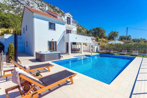Villa Flora with a 53 sqm private pool with Cinema room with projector and 4 en suite bedrooms — 4-Star Luxury Hotel in Omis, Croatia