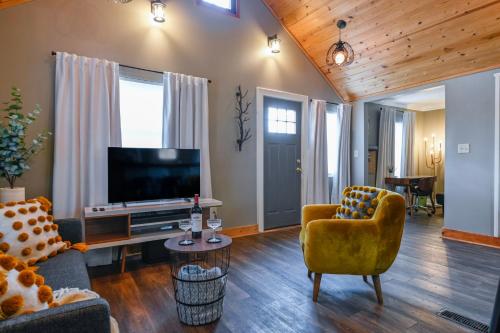Charming Benson Home Sleeps 5 Hot Tub — 4-Star Luxury Hotel in Omaha, United States
