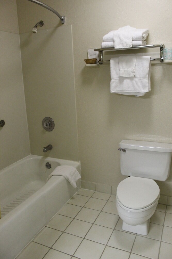 America's Best Inn & Suites Hawthorne - photo 17