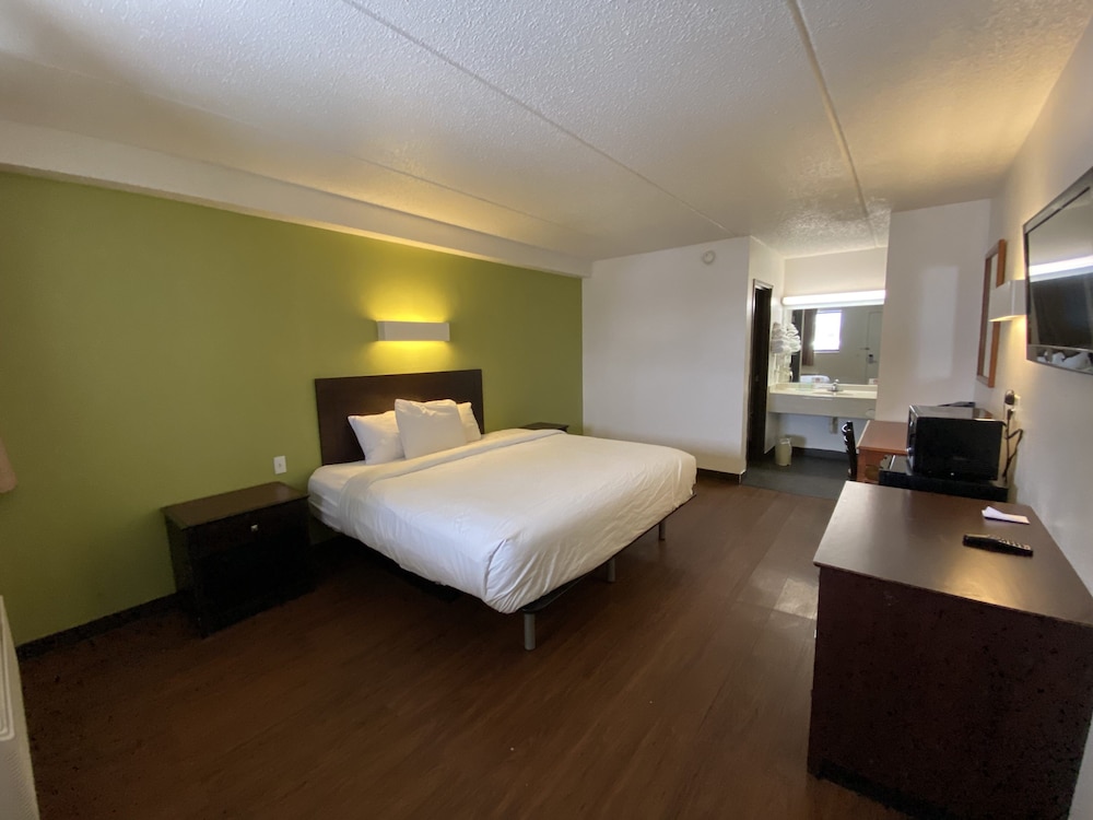 SkyLight Inn Cleveland Willoughby - photo 11
