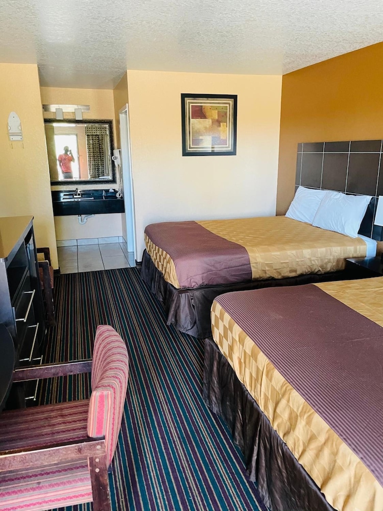 Sona Inn Dilley - photo 13