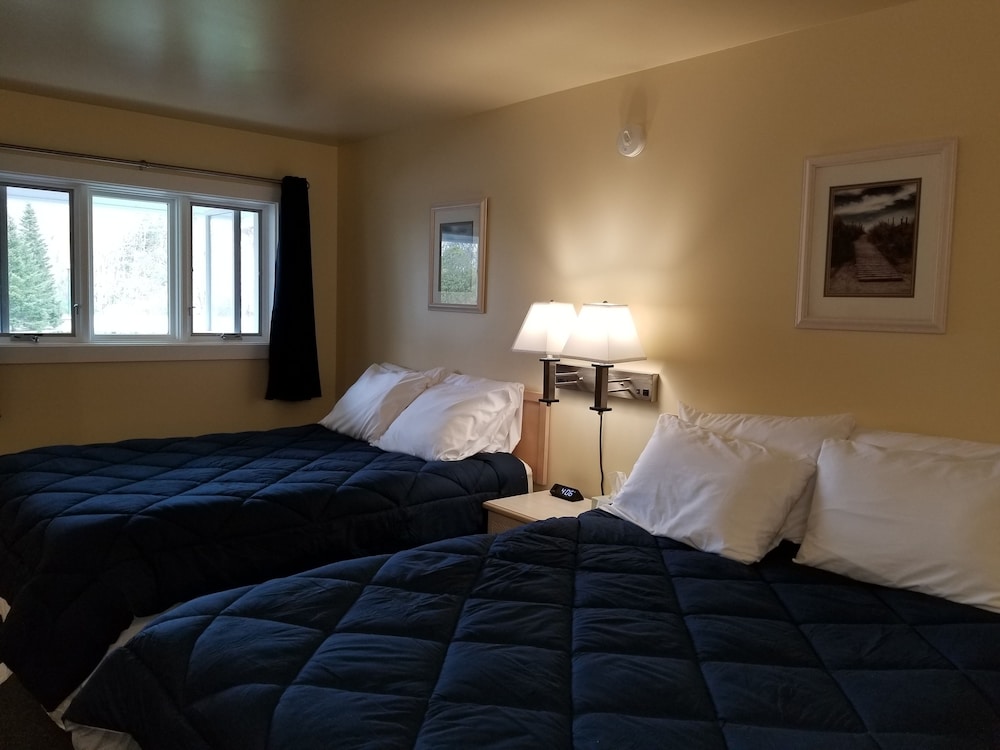 Captain's Quarters Motel - photo 19