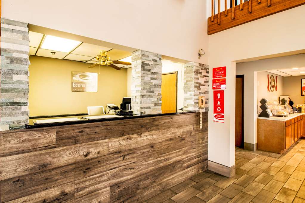 Econo Lodge Watertown - photo 8