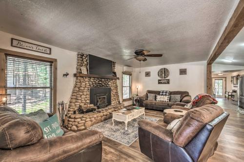Tranquil Cabin with Stream and Deck Near Dtwn Ruidoso — 4-Star Luxury Hotel in Ruidoso, United States