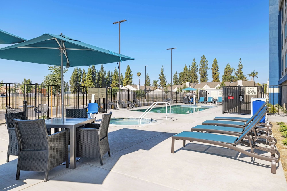 Hampton Inn & Suites by Hilton Bakersfield Central - photo 36