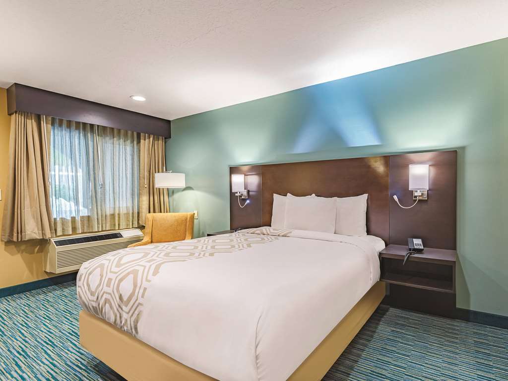 La Quinta Inn & Suites by Wyndham San Francisco Airport West - photo 24