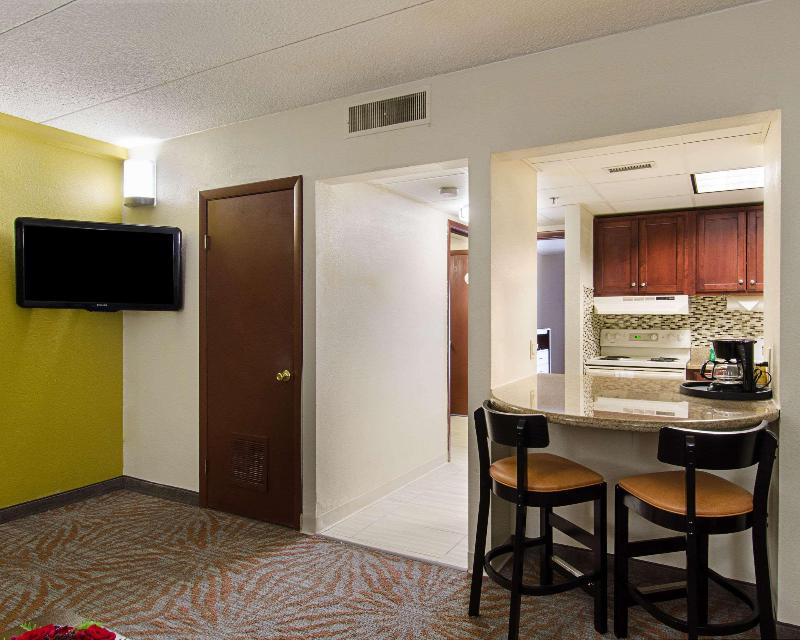 Quality Inn & Suites - photo 25
