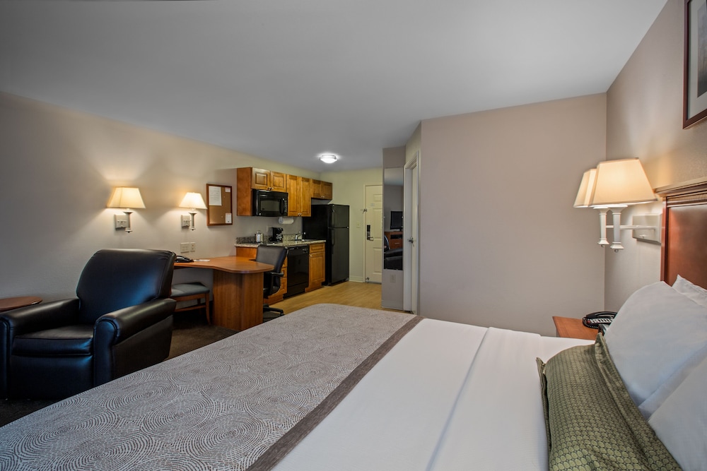 Candlewood Suites Perrysburg by IHG - photo 7