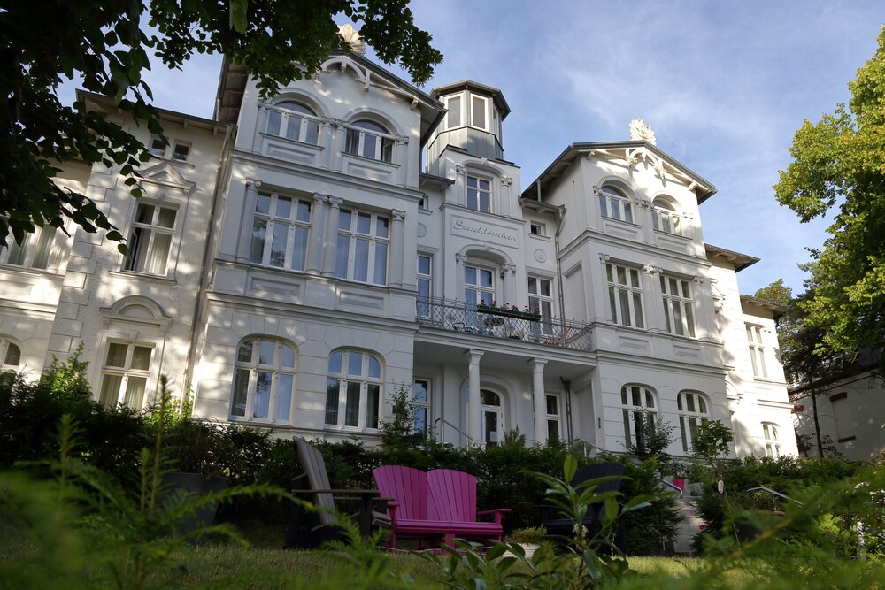 Aparthotel Seeschlösschen — 4-Star Luxury Hotel in Ostseebad Zinnowitz, Germany