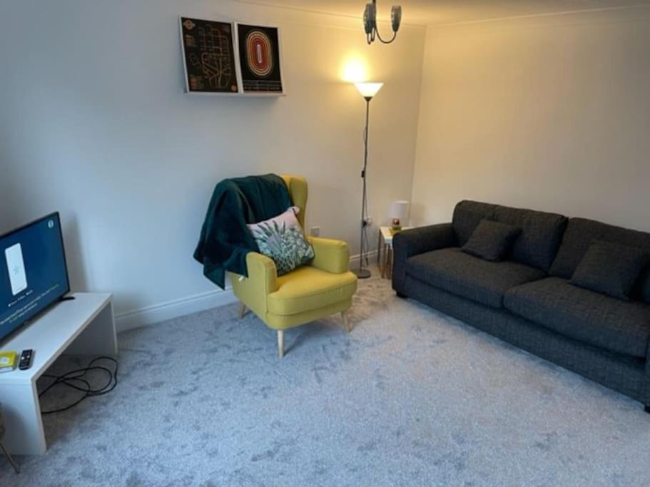 BRAND NEW renovated 3 bed with parking & WIFI — hotel in Corby