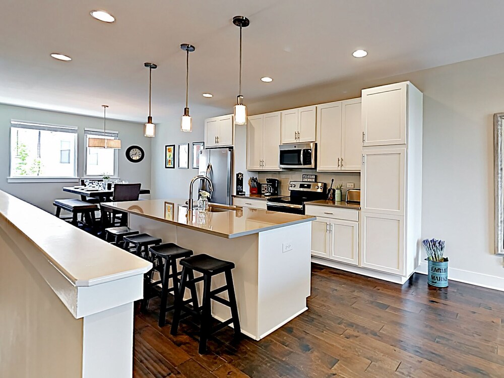 Visually Stunning 2BR 1.5BA Near Downtown Balcony w City View Nashville - photo 9